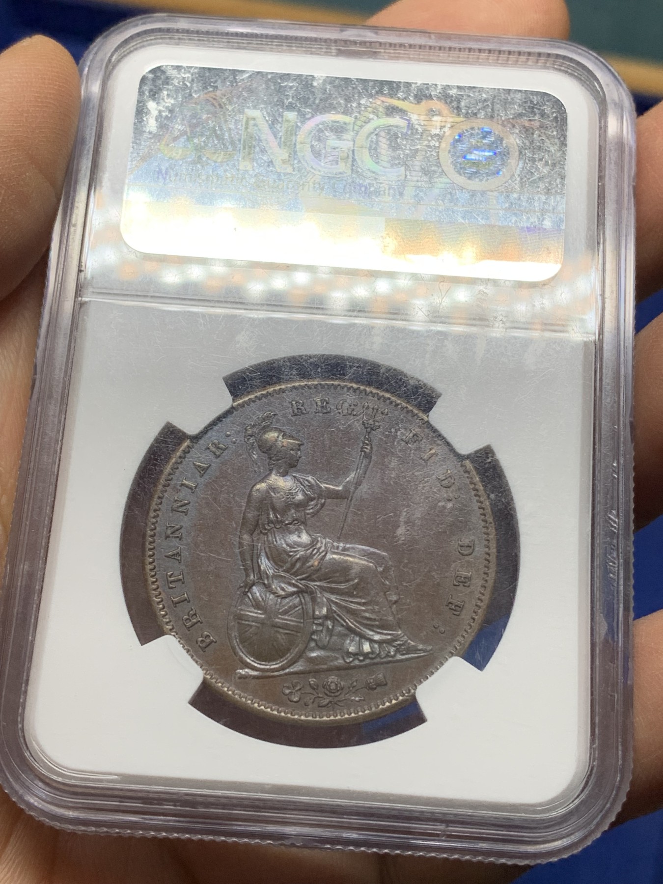 《竞宝斋》第225场-周日，周一，周二 3场 (全场包邮) NGC-MS63 英国 1858年 维多利亚1便士大铜币  巧克力包浆 状态舒服 盒子轻微模糊影响了视觉，实物不错