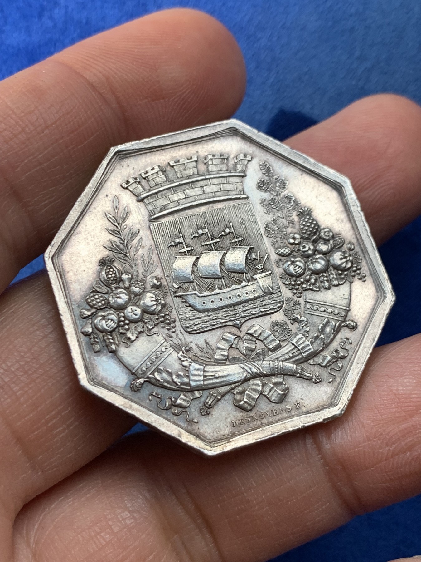 《竞宝斋》第225场-周日，周一，周二 3场 (全场包邮) 法国巴黎商会八角银质代币，19.39g，36.5mm，1860-1879年蜜蜂边铭