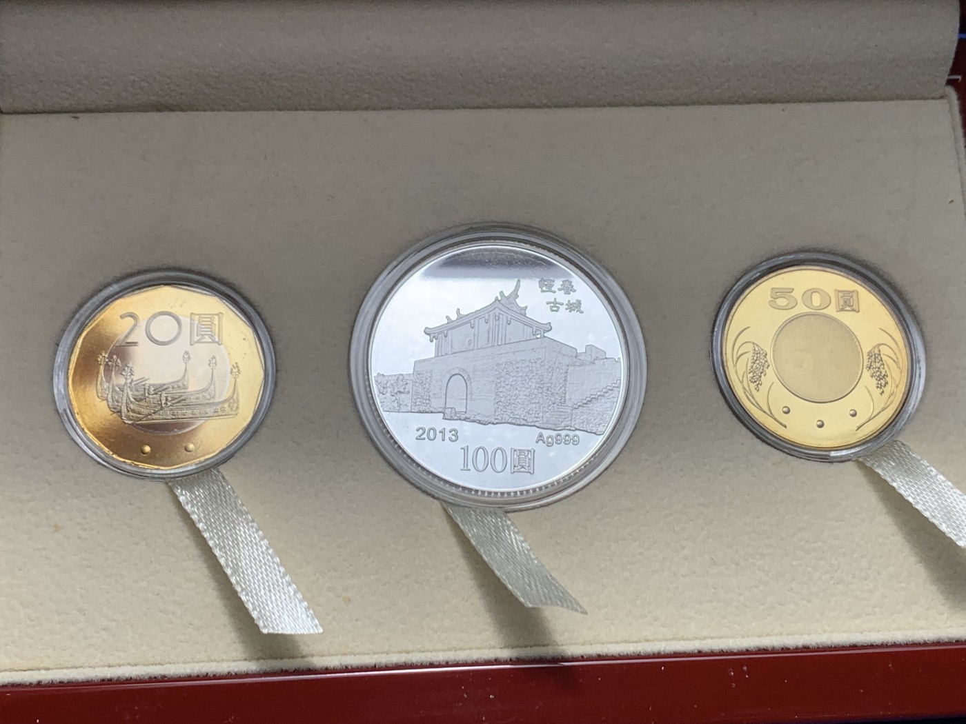 《竞宝斋》第225场-周日，周一，周二 3场 (全场包邮) 台湾省二轮生肖蛇年精致套币 含一盎司大银币 少见的品种 市场价五百多元