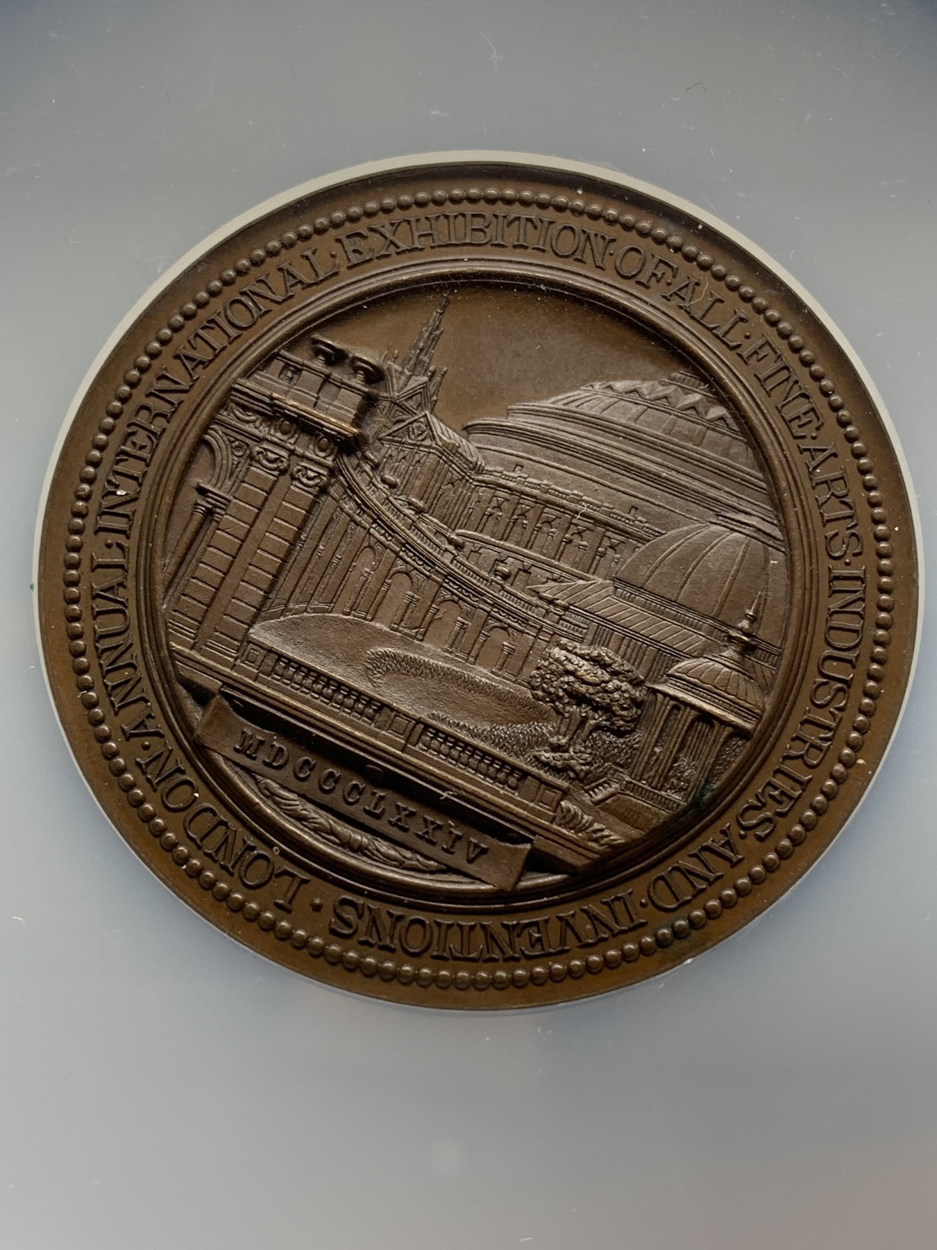 《竞宝斋》第225场-周日，周一，周二 3场 (全场包邮) NGC MS62BN 英国1874伦敦展览纪念铜章 加厚大盒装