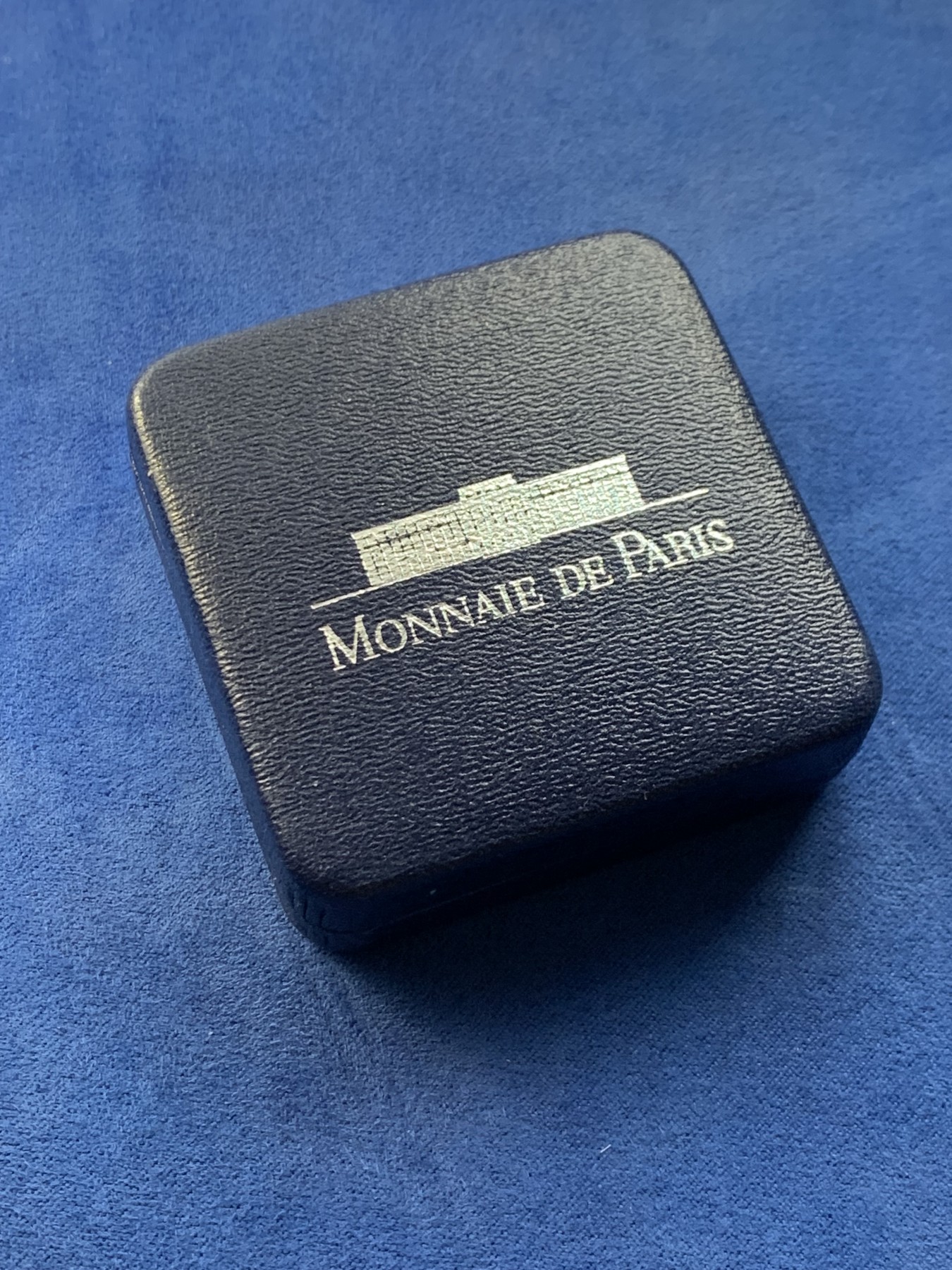 《竞宝斋》第225场-周日，周一，周二 3场 (全场包邮) 法国1993年卢浮宫珍藏系列-玛格丽特公主100法郎精制银币（盒证齐全） 重22.2g 900银 37mm 发行20000