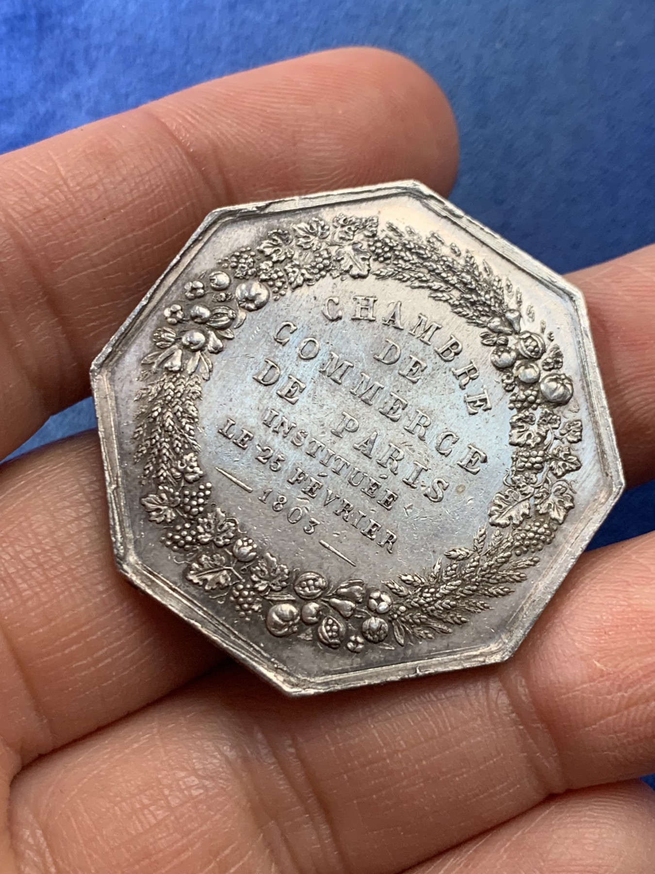 《竞宝斋》第225场-周日，周一，周二 3场 (全场包邮) 法国巴黎商会八角银质代币，19.39g，36.5mm，1860-1879年蜜蜂边铭