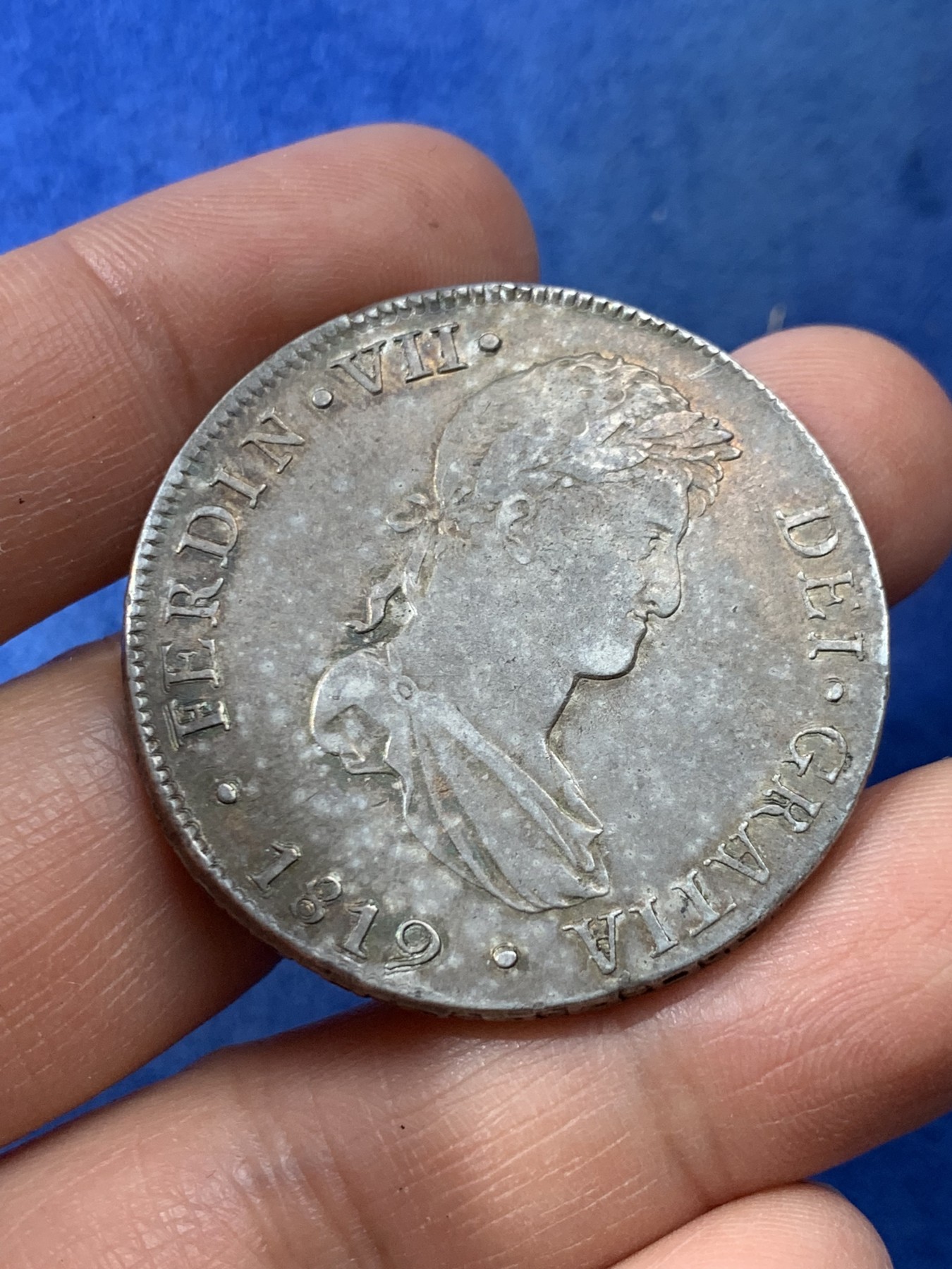 《竞宝斋》第225场-周日，周一，周二 3场 (全场包邮) 西属秘鲁1819年费七双柱大银币 原味深彩包浆 有一节边铭缺打