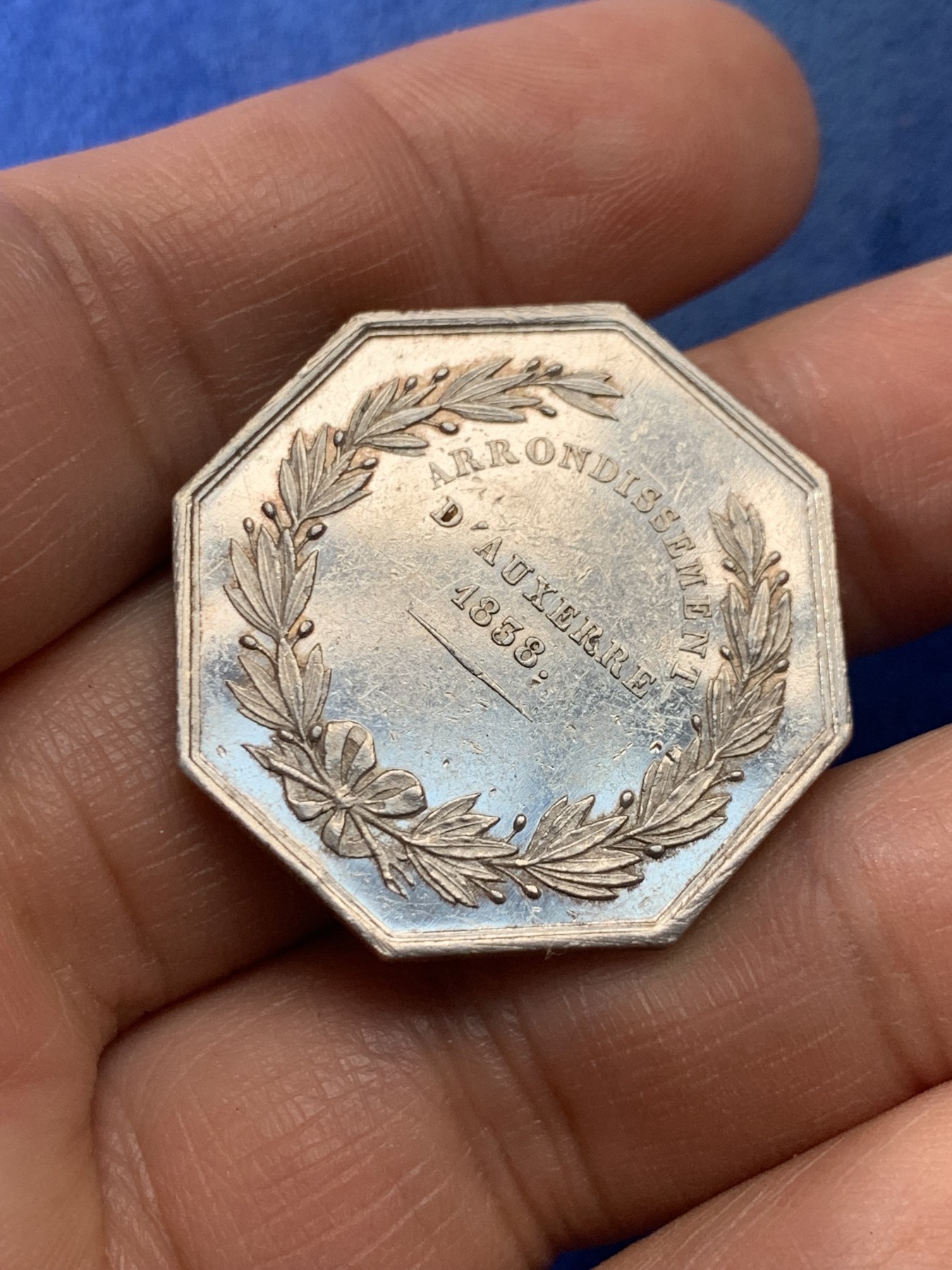 《竞宝斋》第225场-周日，周一，周二 3场 (全场包邮) 法国欧赛尔公证处八角银质代币，全能之眼，12.96g，30.8mm，1845-1860年手指边铭