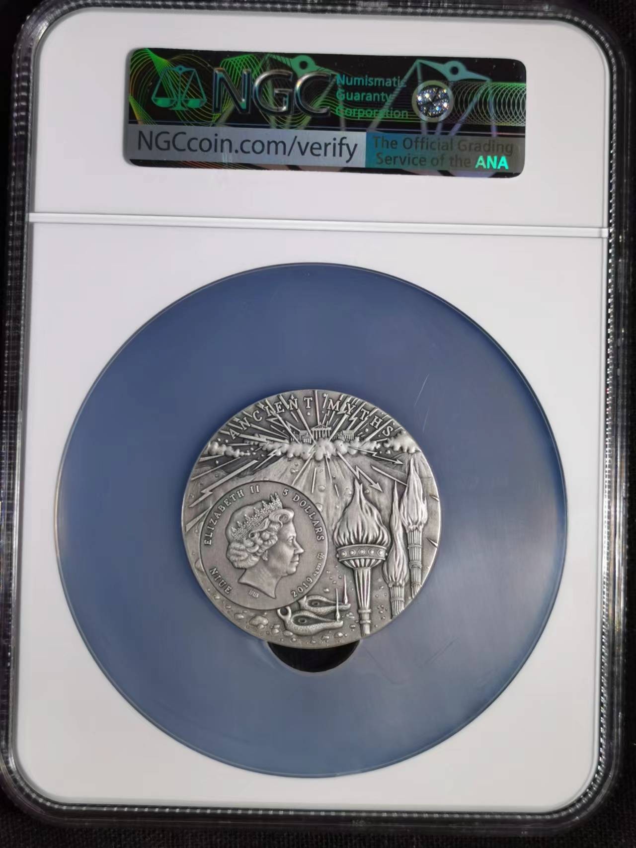 刘世昌艺术品销售中心～虎踞龙蟠*金杨在线联拍群第509期 纽埃2019年古代神话系列～普罗米修斯高浮雕仿古纪念银币【首期蓝标】（NGC MS70 ANT 串号：5804693-001）1枚，原盒证。