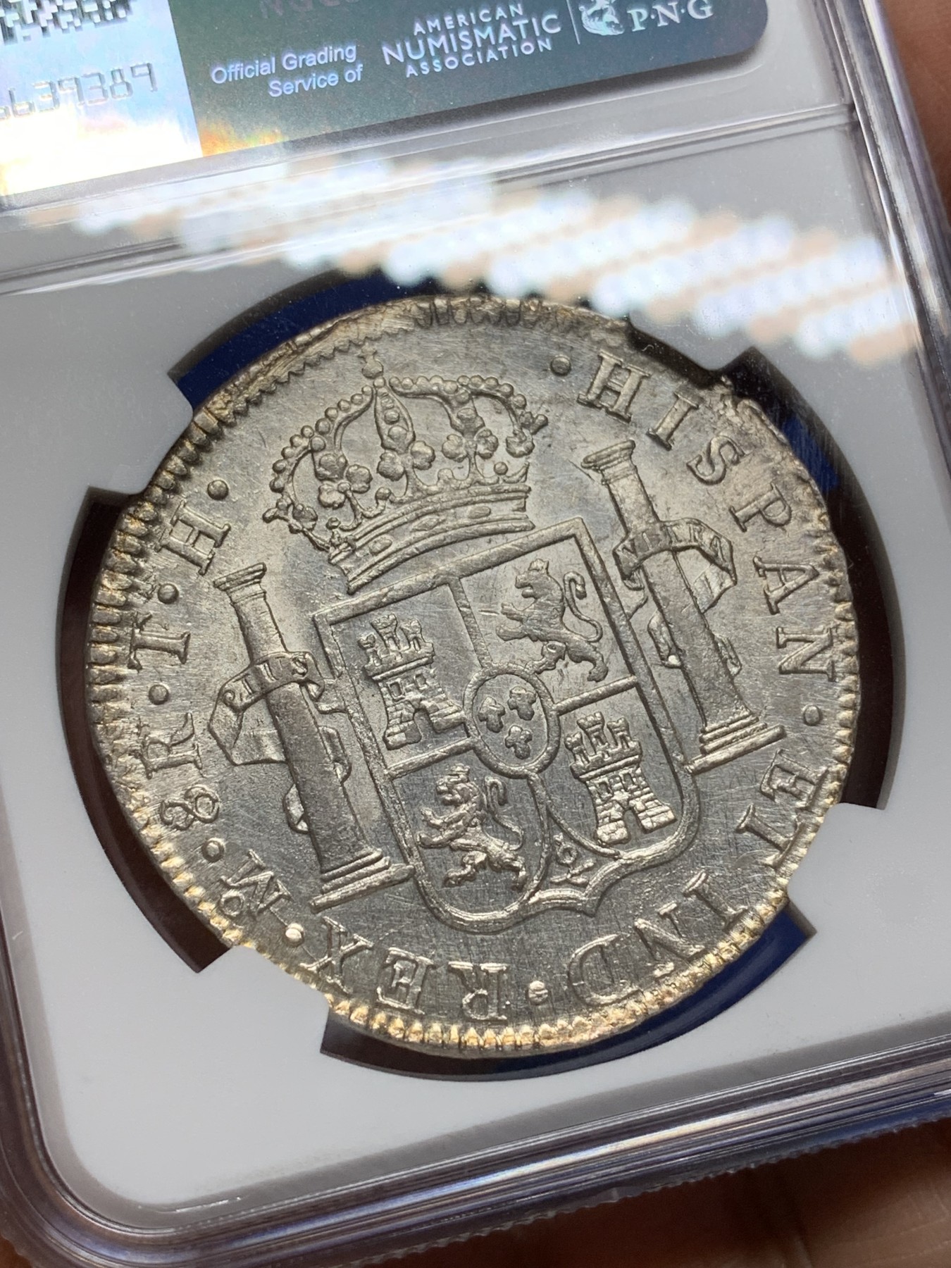 《竞宝斋》第225场-周日，周一，周二 3场 (全场包邮) NGC UNC西属墨西哥1807年MO TH卡洛斯四世双柱8R 未流通状态 带光冲击分数！