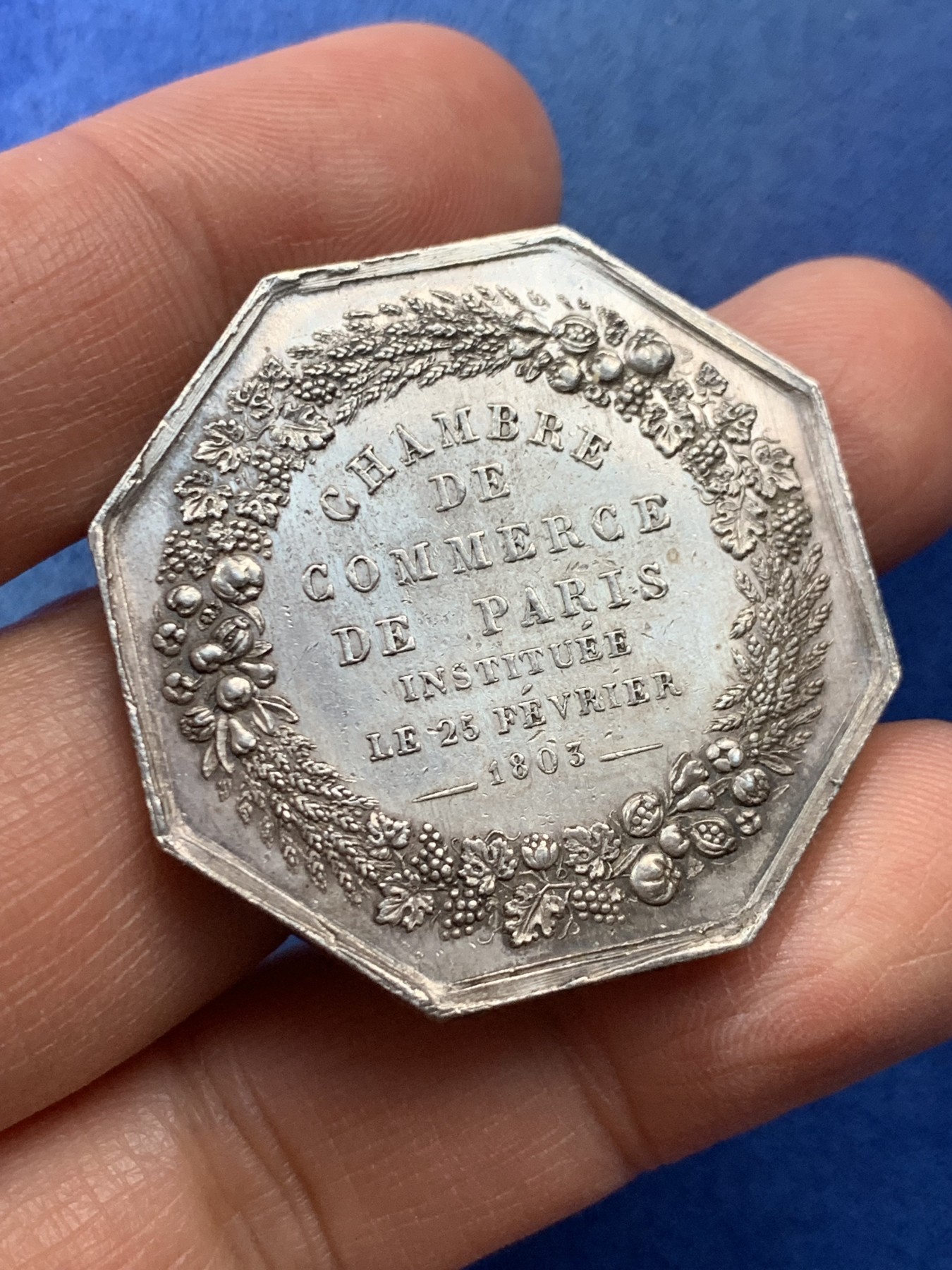 《竞宝斋》第225场-周日，周一，周二 3场 (全场包邮) 法国巴黎商会八角银质代币，19.39g，36.5mm，1860-1879年蜜蜂边铭