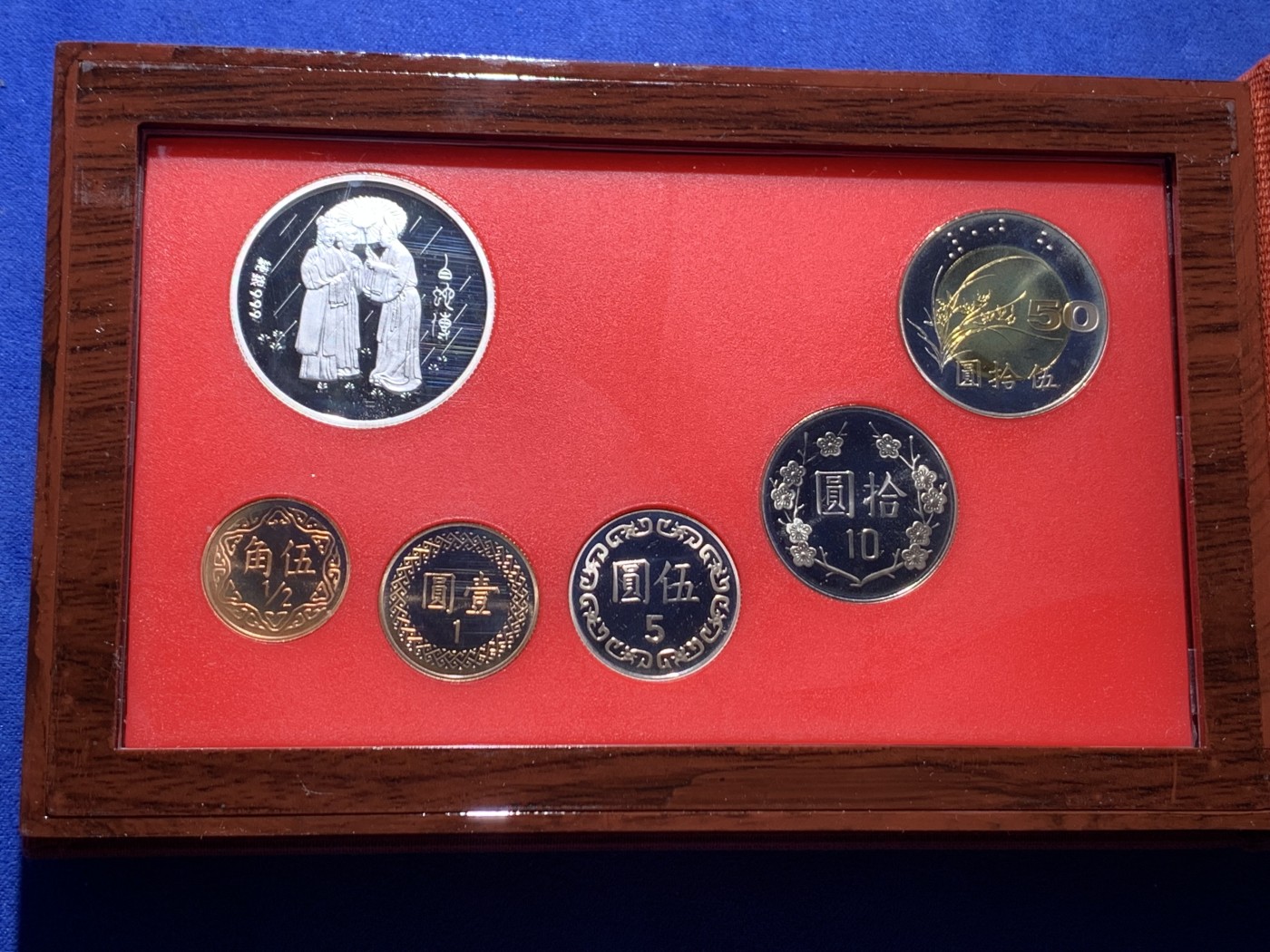 《竞宝斋》第225场-周日，周一，周二 3场 (全场包邮) 台湾民国九十年第一轮蛇年精致套币含二分之一盎司大银章 少见生肖 现在很难再运进来 市场价四百左右