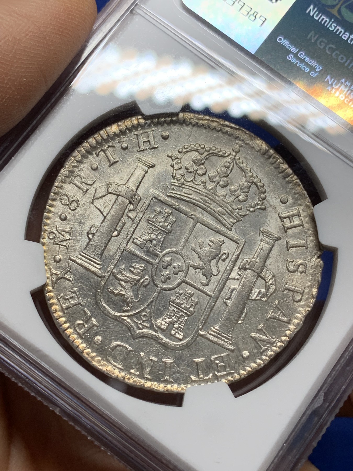 《竞宝斋》第225场-周日，周一，周二 3场 (全场包邮) NGC UNC西属墨西哥1807年MO TH卡洛斯四世双柱8R 未流通状态 带光冲击分数！