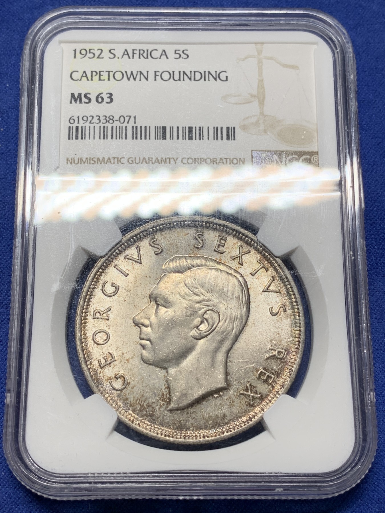 《竞宝斋》第225场-周日，周一，周二 3场 (全场包邮) NGC-MS63 南非1952年乔六开普敦创立纪念5先令大银，转光品相