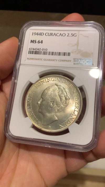 《竞宝斋》第225场-周日，周一，周二 3场 (全场包邮) NGC MS64 荷属库拉索1944年女王威廉明娜2.5盾银币，廉价64的近代品种不多了