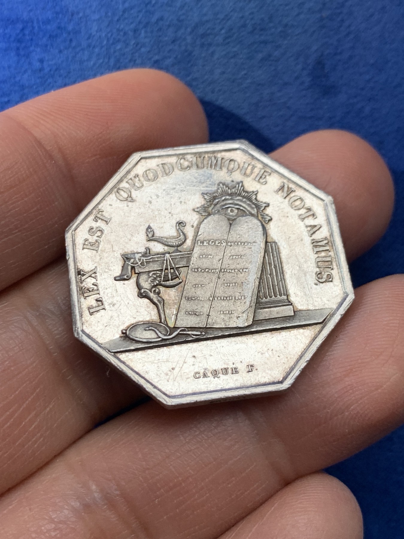 《竞宝斋》第225场-周日，周一，周二 3场 (全场包邮) 法国欧赛尔公证处八角银质代币，全能之眼，12.96g，30.8mm，1845-1860年手指边铭