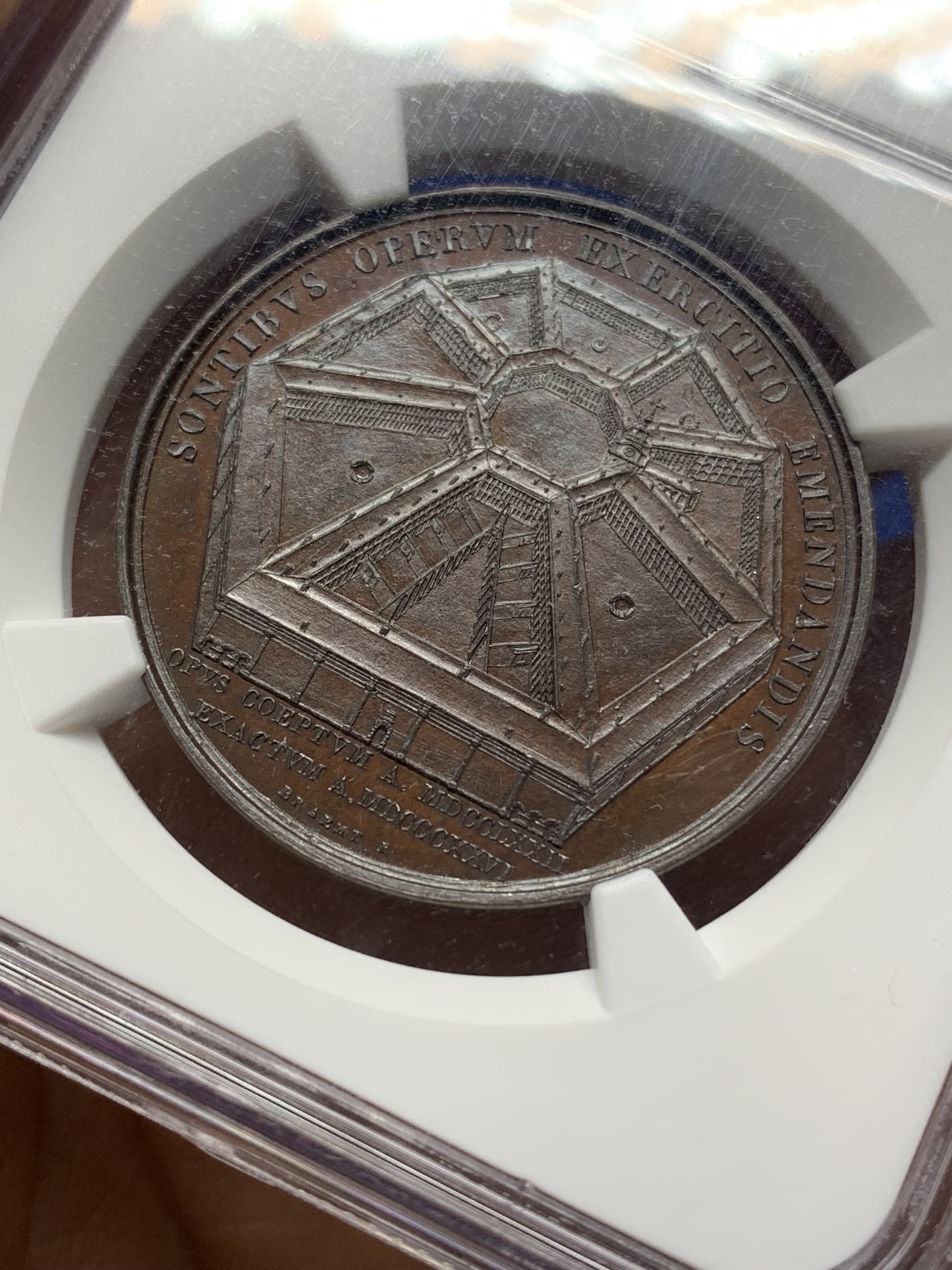 《竞宝斋》第225场-周日，周一，周二 3场 (全场包邮) NGC MS66 荷兰1826年铜章，根特监狱，细节丰富，顶级分数，紫色镜面光泽，附NGC高清大图。