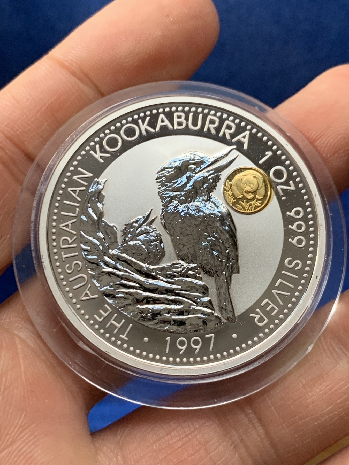 《竞宝斋》第225场-周日，周一，周二 3场 (全场包邮) 澳大利亚 1997年 笑翠鸟 熊猫镶嵌银币 含纯银1盎司999银，金猫重0.5克黄金，发行1.5万枚，为上海国际钱币展而发行 原盒带证书