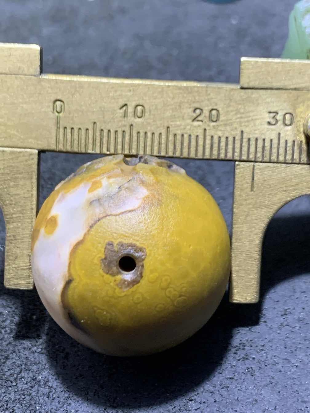 精美高玉化亚光原皮风化纹战国红玛瑙手工雕刻福字大圆珠一颗！