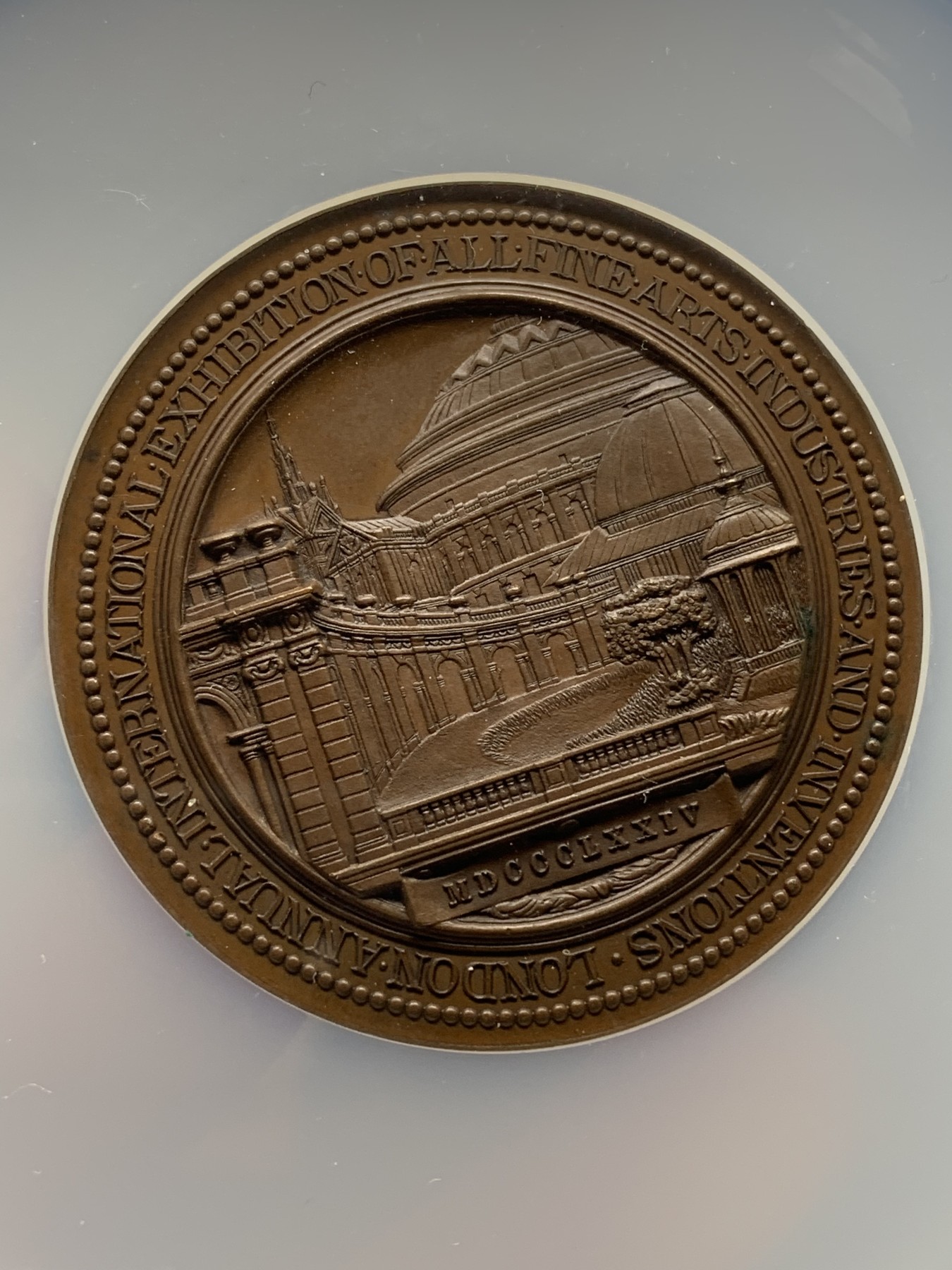 《竞宝斋》第225场-周日，周一，周二 3场 (全场包邮) NGC MS62BN 英国1874伦敦展览纪念铜章 加厚大盒装