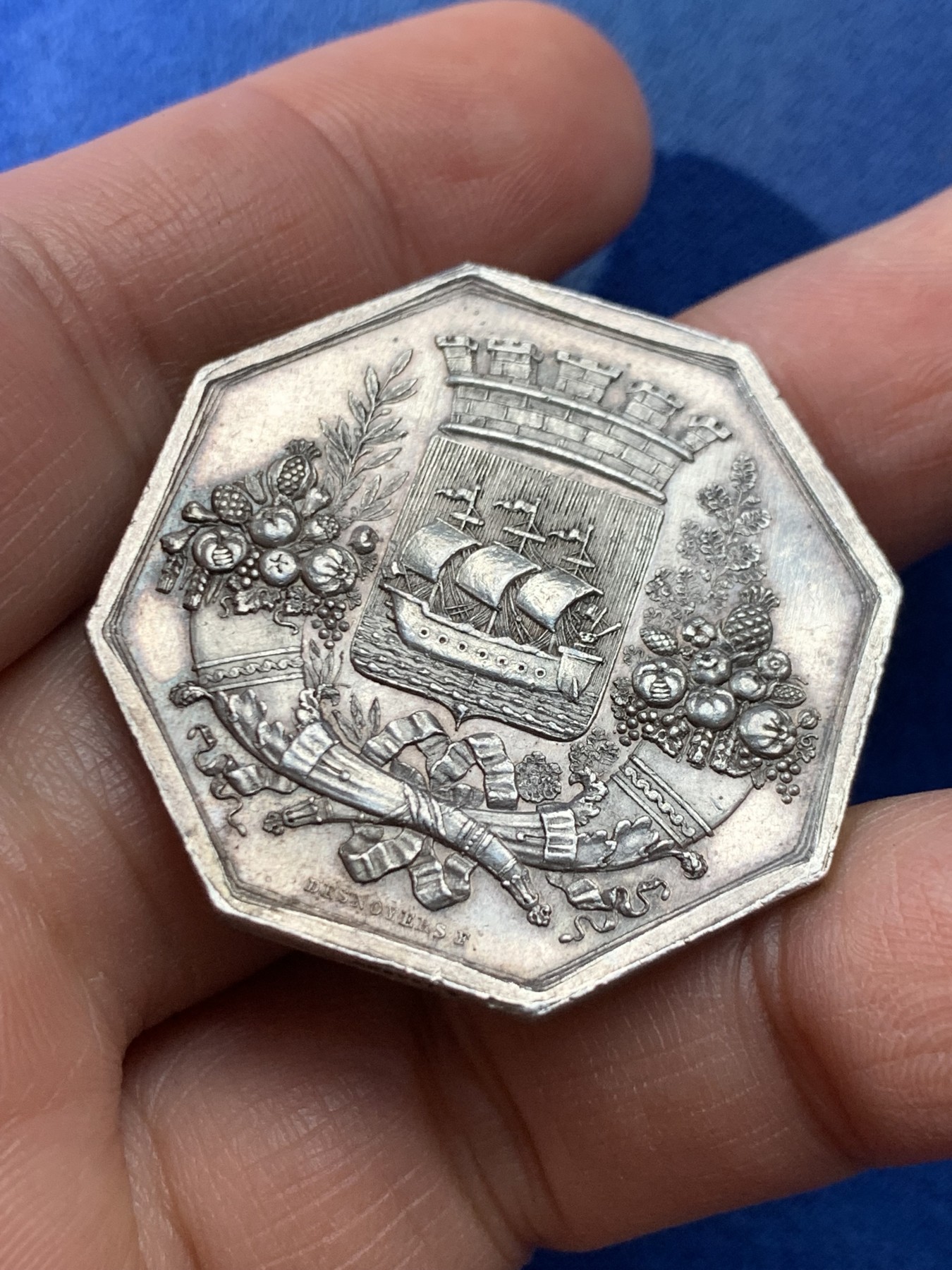 《竞宝斋》第225场-周日，周一，周二 3场 (全场包邮) 法国巴黎商会八角银质代币，19.39g，36.5mm，1860-1879年蜜蜂边铭