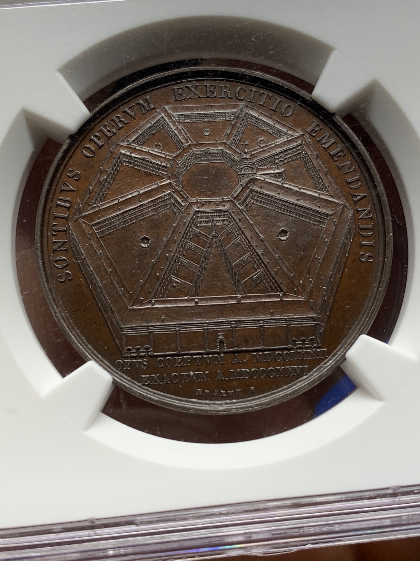 《竞宝斋》第225场-周日，周一，周二 3场 (全场包邮) NGC MS66 荷兰1826年铜章，根特监狱，细节丰富，顶级分数，紫色镜面光泽，附NGC高清大图。