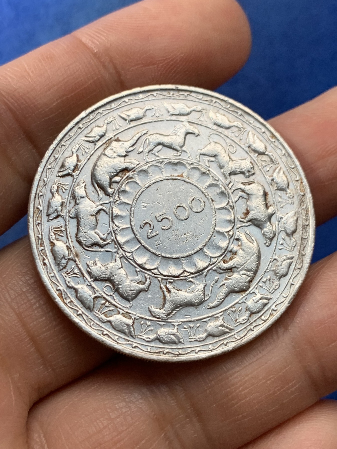 《竞宝斋》第225场-周日，周一，周二 3场 (全场包邮) 1957年英属锡兰佛教千年纪念大银币，28.27克，含银量0.925，细节见图