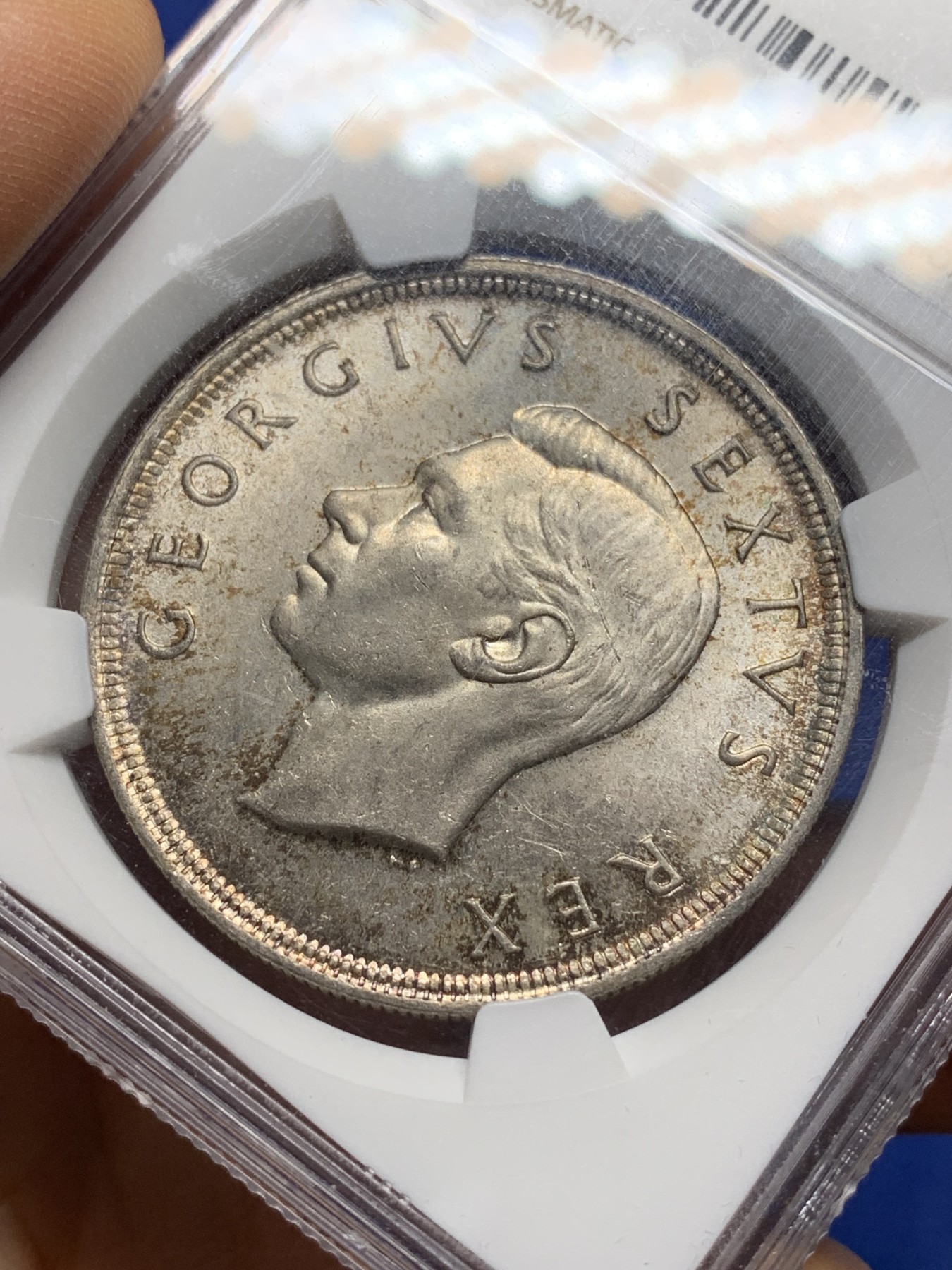 《竞宝斋》第225场-周日，周一，周二 3场 (全场包邮) NGC-MS63 南非1952年乔六开普敦创立纪念5先令大银，转光品相