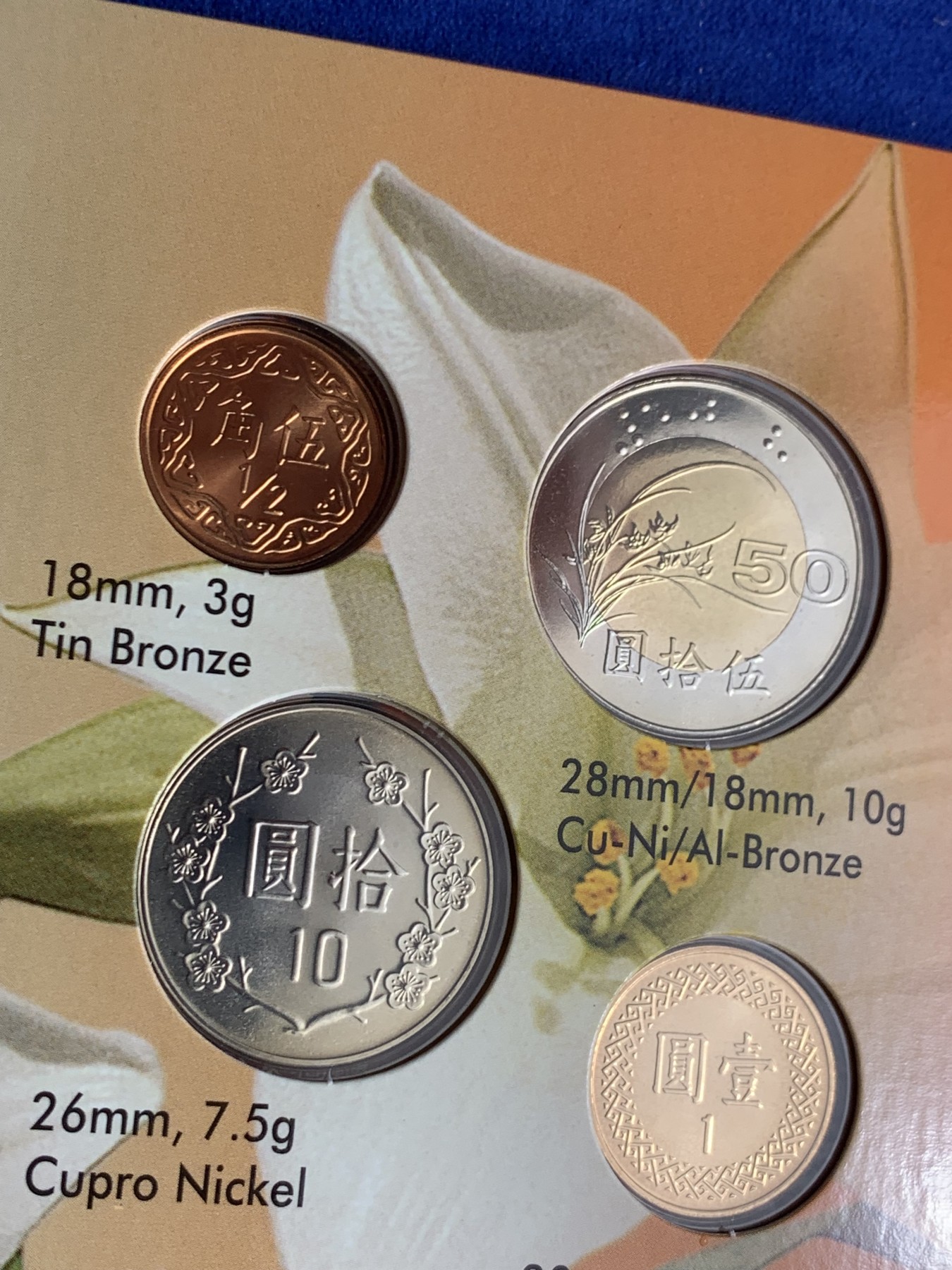 《竞宝斋》第225场-周日，周一，周二 3场 (全场包邮) 台湾省原住民套币 鲁凯族 伍角 伍元 为未流通年份 含鲁凯文化主题章牌