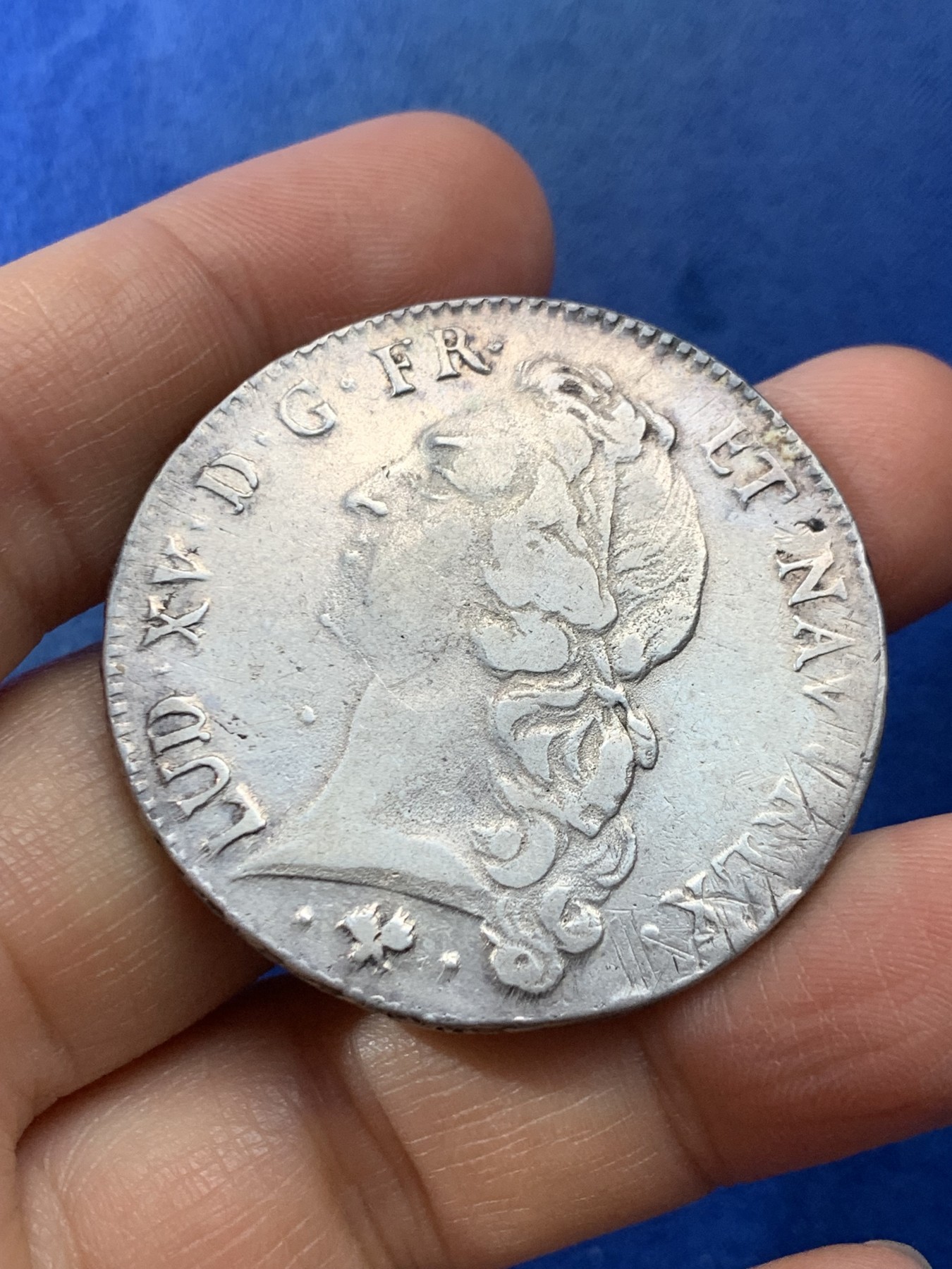 《竞宝斋》第225场-周日，周一，周二 3场 (全场包邮) 1761年法国路易十五埃居 中年头像，深打，仅人像面边缘有轻微减重痕，同版多是弱打+减重痕，此币状态难得