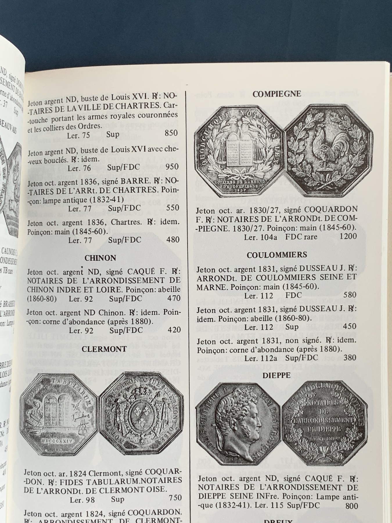 《竞宝斋》第225场-周日，周一，周二 3场 (全场包邮) （硬壳精装本）1986法国八角代币目录 详尽阐述特征与定价 绝版书籍非常有参考和收藏价值 未使用品