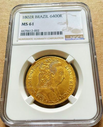 【Blue Auction】✨世界纸币精拍第407期【精】 - 葡属巴西 1802年6400瑞斯 大金币 14.34克 首位女王玛利亚一世 本枚细节完整 深峻锐利 高点佳 实物转光强烈 金光灿灿非常诱人 NGC MS61 升值品种  