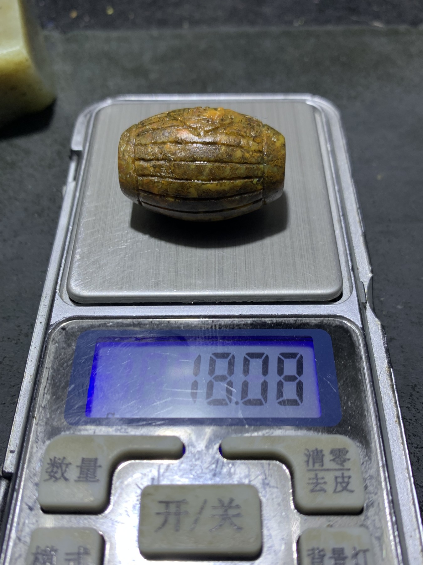 精美亚光草花纹战国红玛瑙手工俏色巧雕舍得酒桶珠一颗！