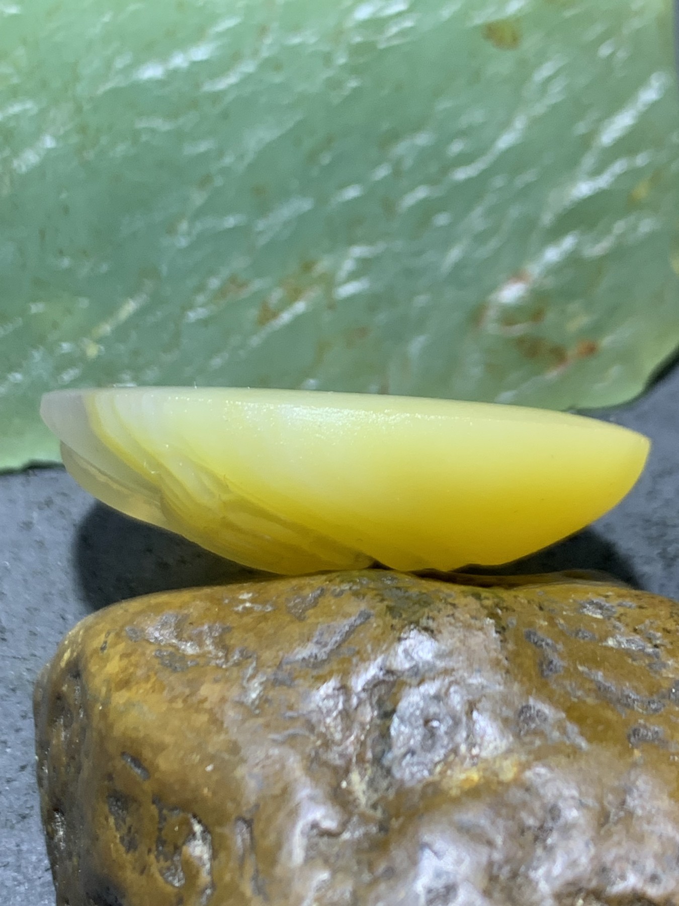 精美亚光高玉化巴西玛瑙手工俏色巧雕天鹅随形牌子一个！