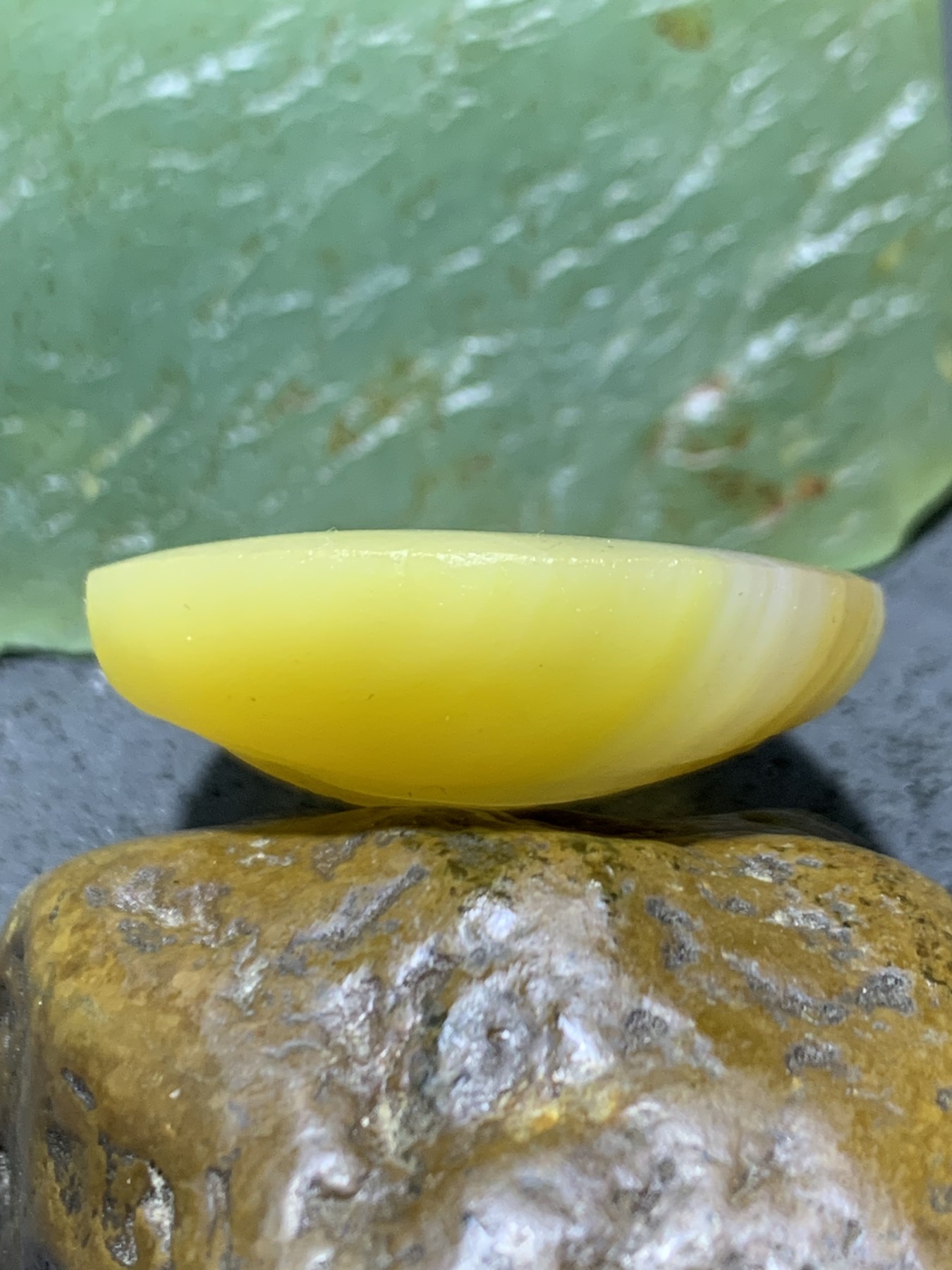 精美亚光高玉化巴西玛瑙手工俏色巧雕天鹅随形牌子一个！