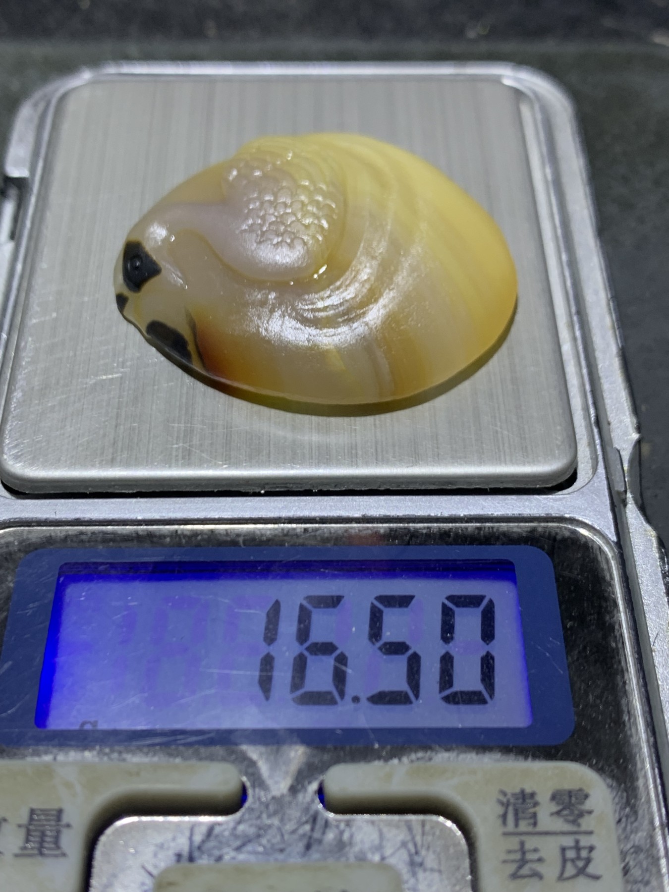 精美亚光高玉化巴西玛瑙手工俏色巧雕天鹅随形牌子一个！