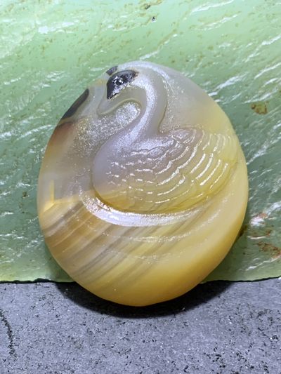 精美亚光高玉化巴西玛瑙手工俏色巧雕天鹅随形牌子一个！ - 精美亚光高玉化巴西玛瑙手工俏色巧雕天鹅随形牌子一个！