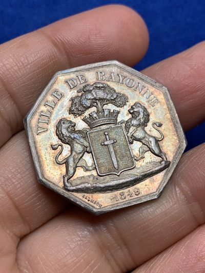 《竞宝斋》八角与章专场 第226场-周日，周一，周二 3场 (全场包邮) - 法国八角银质代币，巴约讷燃气照明公司，14.33g，32.6mm，手指边铭，少见的品种，黄油彩