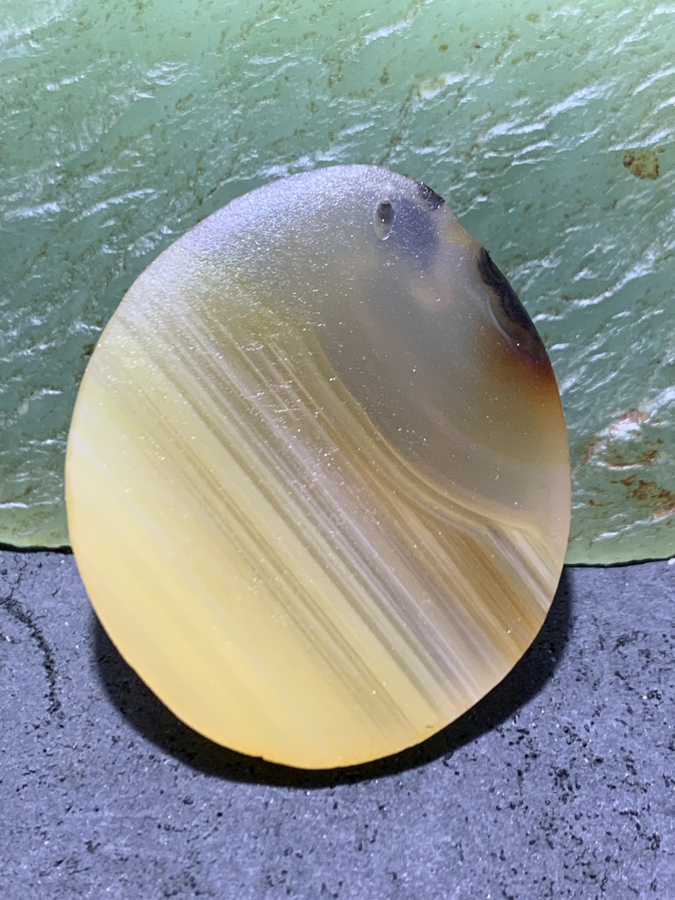 精美亚光高玉化巴西玛瑙手工俏色巧雕天鹅随形牌子一个！