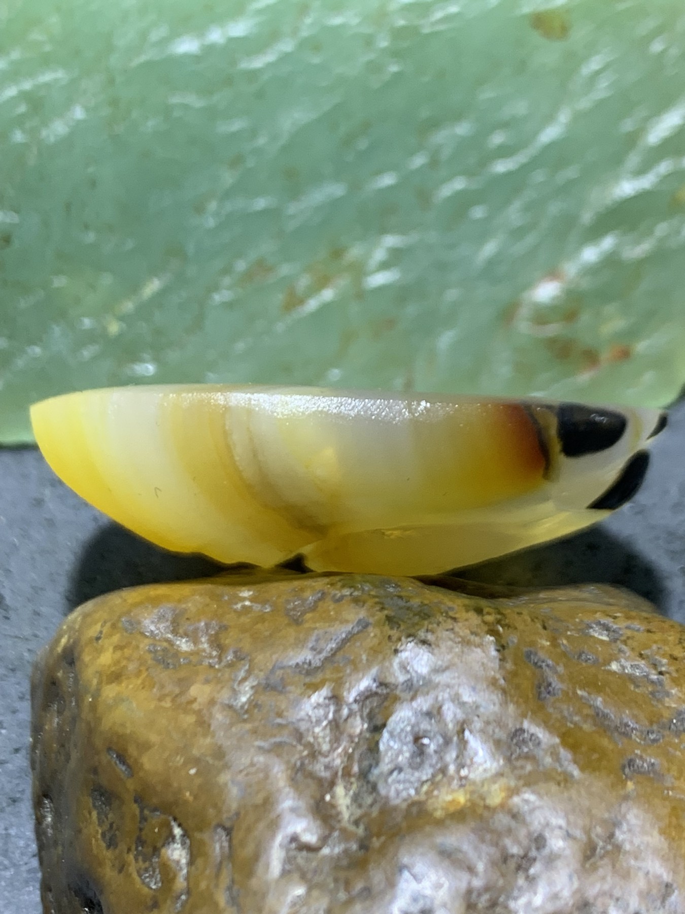 精美亚光高玉化巴西玛瑙手工俏色巧雕天鹅随形牌子一个！