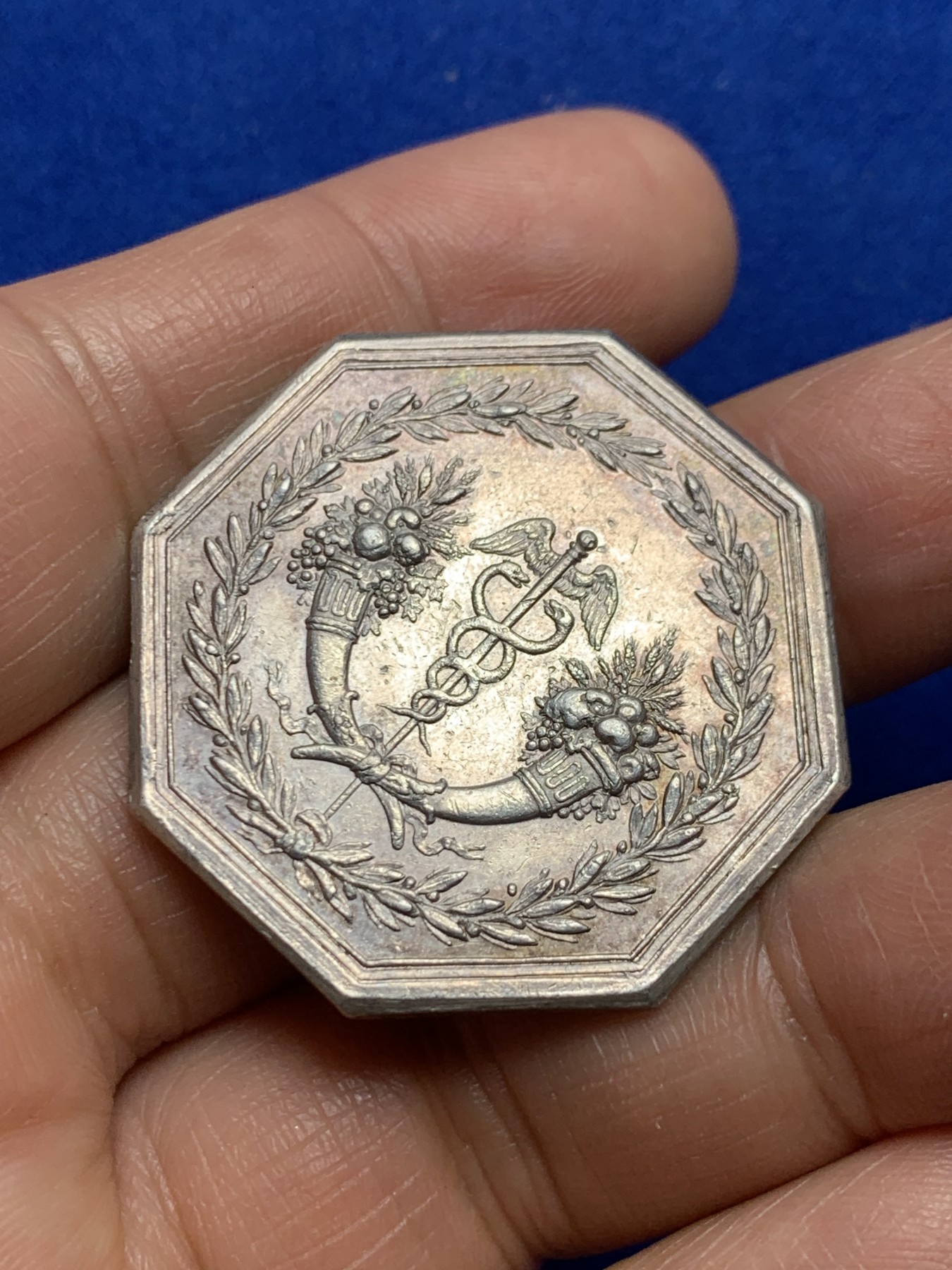 《竞宝斋》八角与章专场 第226场-周日，周一，周二 3场 (全场包邮) 1776年法国早期折扣柜台八角银质代币 35.3毫米 19.79克 早期无边铭