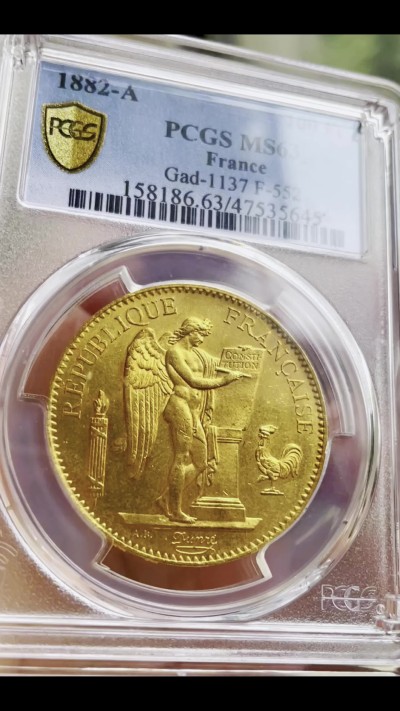【Blue Auction】✨世界纸币精拍第408期【精】 法国 1882年100法郎 32克多大金币 PCGS MS63 该枚金币丝绒般柔顺的底板 划痕少 转光非常强烈 远比一般的状态好 实物拿在手上散发着蜂蜜般的细腻光泽和薄荷般沁人心脾的舒适感 天使在书写法国宪法，天使左侧是古罗马代表权威的束棒，天使右侧是代表法国大革命斗争精神的公鸡。背面图案：象征和平的月桂花环，在欧洲该硬币称为“幸运硬币” 
