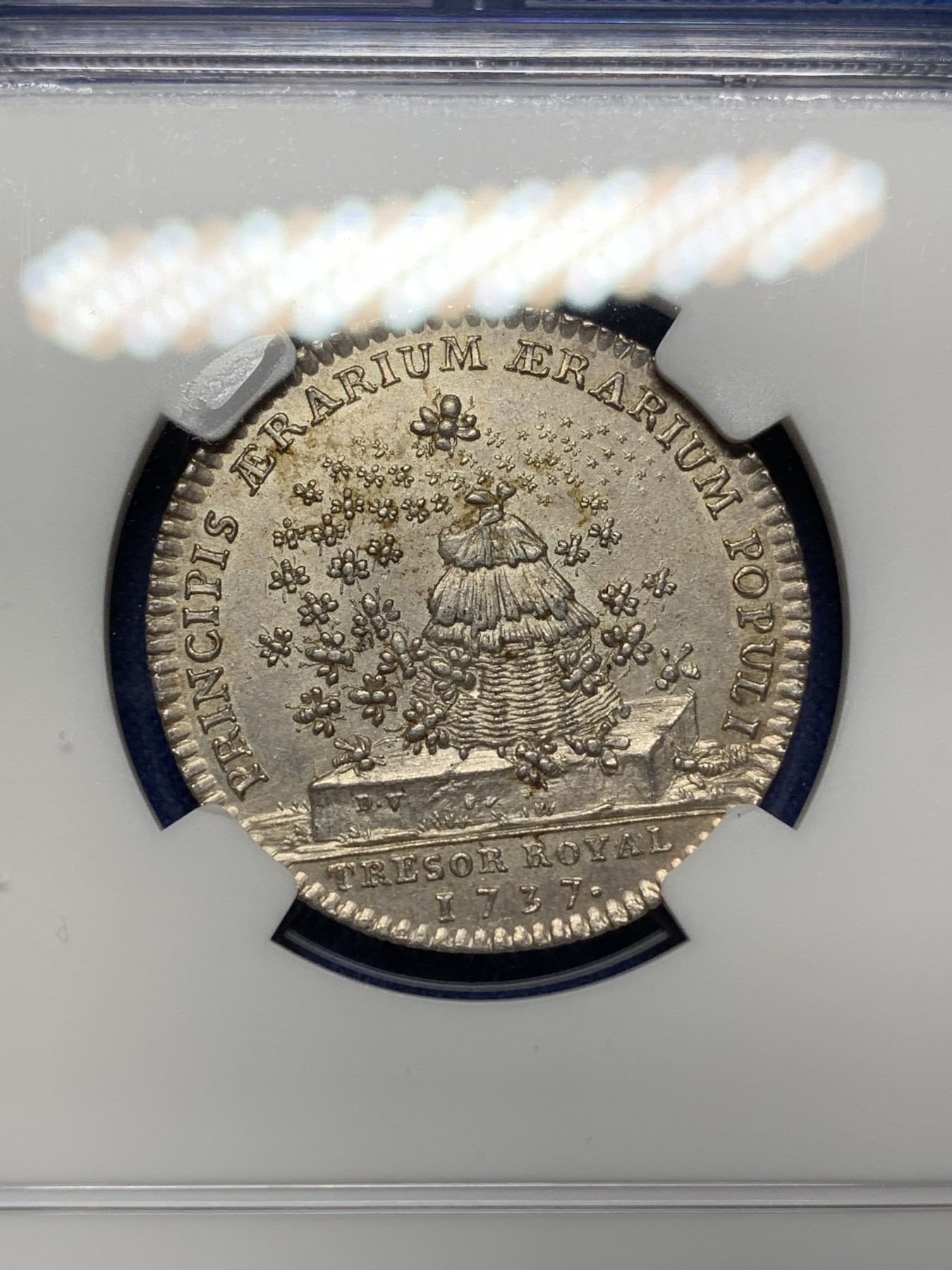 《竞宝斋》八角与章专场 第226场-周日，周一，周二 3场 (全场包邮) NGC-MS63 法国1737年 路易十五皇家宝藏系列 背面是小蜜蜂  难得品相 这个系列一般都是62以下