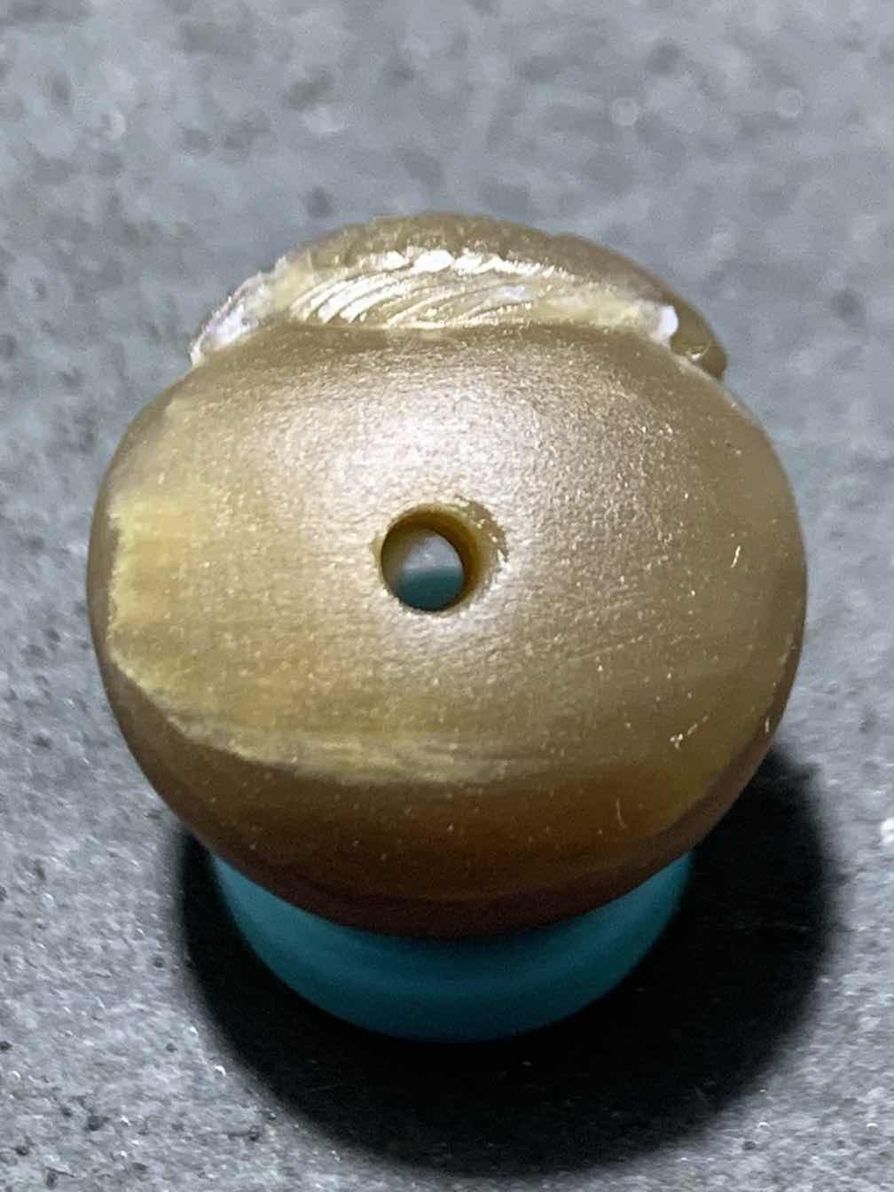 精美亚光高玉化巴西玛瑙手工俏色巧雕鲤鱼圆珠一个！