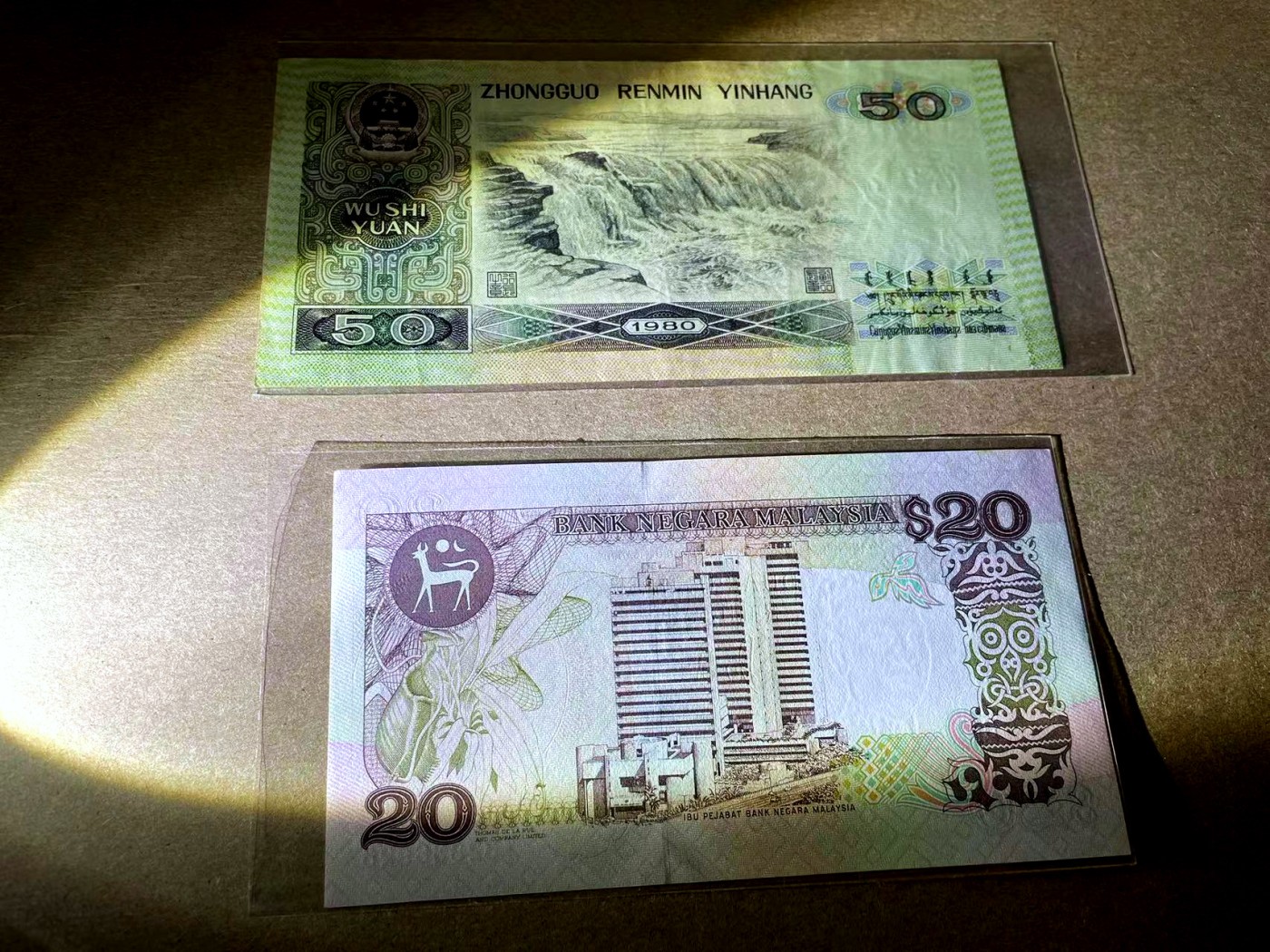 【Blue Auction】✨世界纸币精拍第408期【精】 【一组2张】马来西亚 20林吉特 无47 UNC- 荧光斑&第四套人民币 1980年50元 流通品相