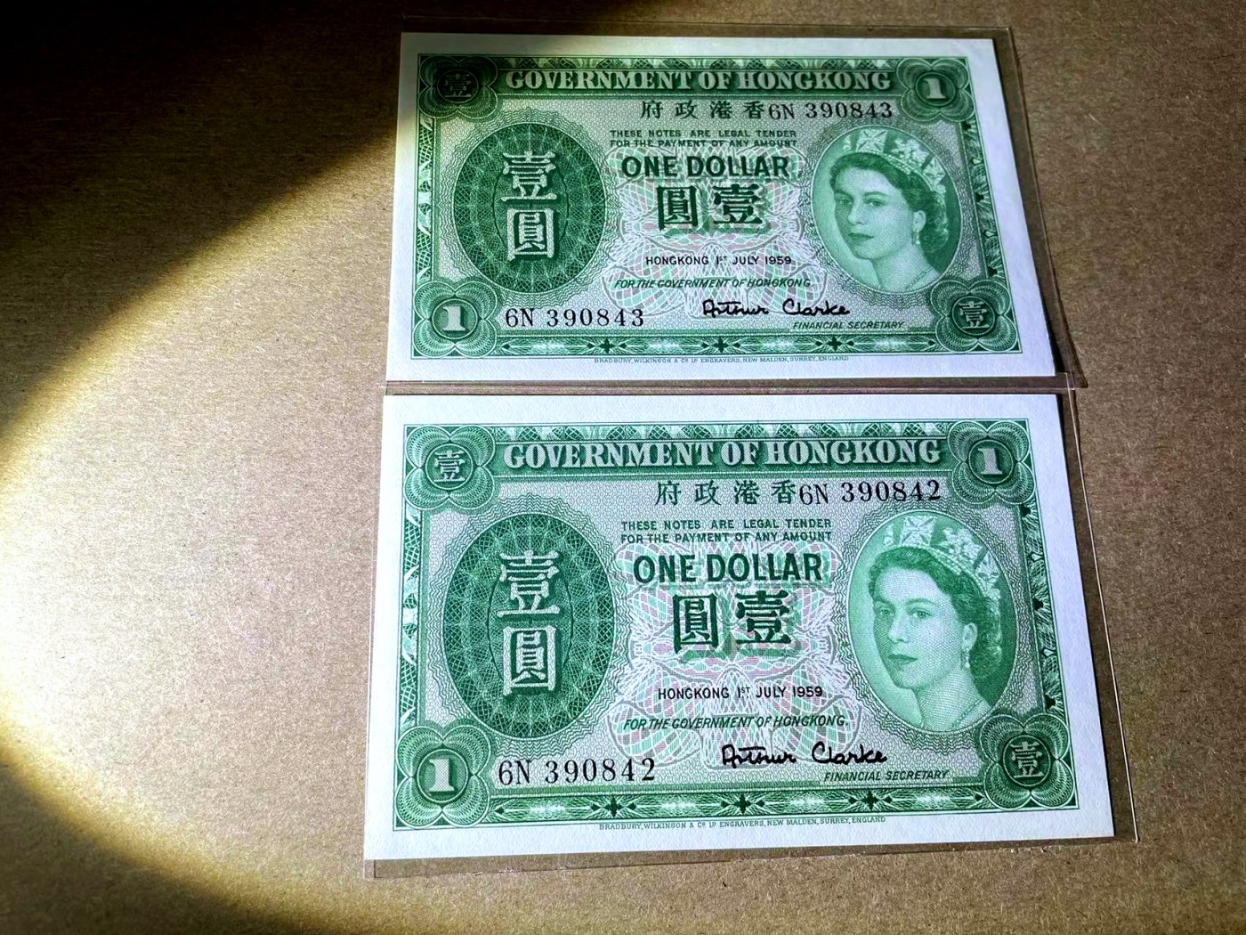 【Blue Auction】✨世界纸币精拍第408期【精】 【一组2张连号】香港 1959年1元 大冠女王 UNC- 荧光斑