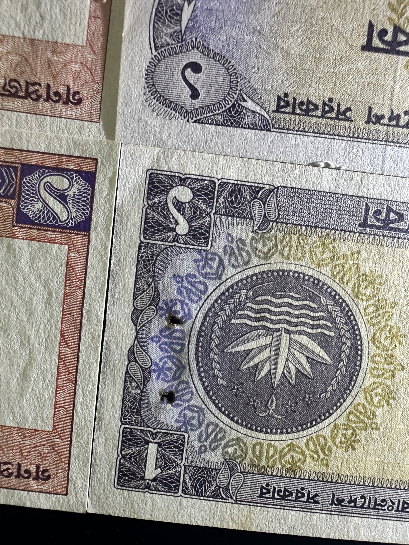 《外钞收藏家》第三百二十三期 八张精美裸钞 6张新的两张非全新