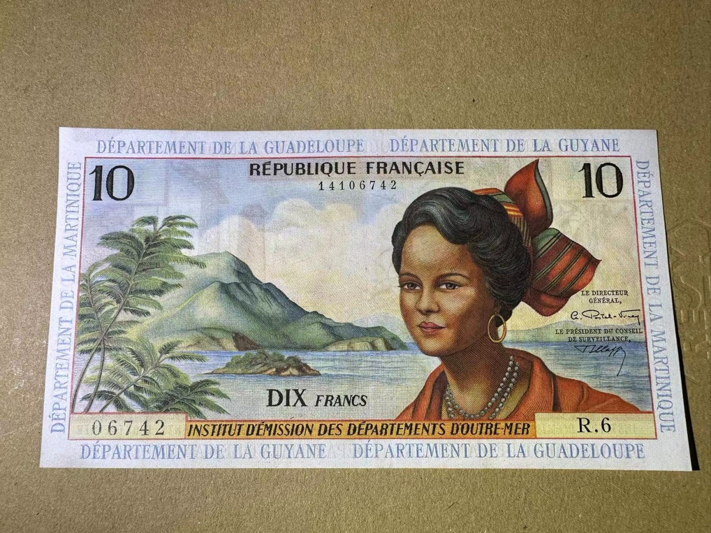 【Blue Auction】✨世界纸币精拍第408期【精】 法属安的列斯 1964年10法郎  XF-AU