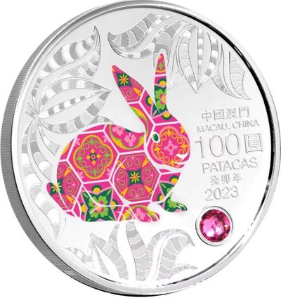 【海寕潮】拍卖第九十四期【圣诞节】 - 【海寧潮E】澳门2023年100圆，十二生肖系列—兔，5盎司、镶嵌超大颗粒红宝石、凹曲面、高浮雕、彩色精制纪念银币. 盒证全. 超级豪华漂亮的银币. 难得的人三全偶数号"88"结尾靓证书号. 无争议的大热门系列银币. 国外售价1600+欧元