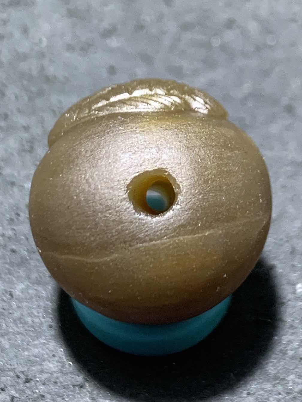 精美亚光高玉化巴西玛瑙手工俏色巧雕鲤鱼圆珠一个！