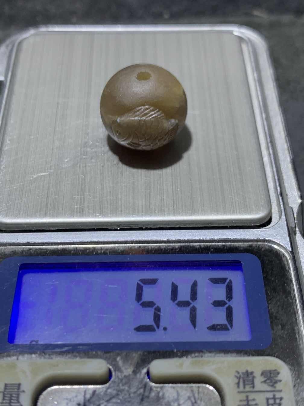 精美亚光高玉化巴西玛瑙手工俏色巧雕鲤鱼圆珠一个！