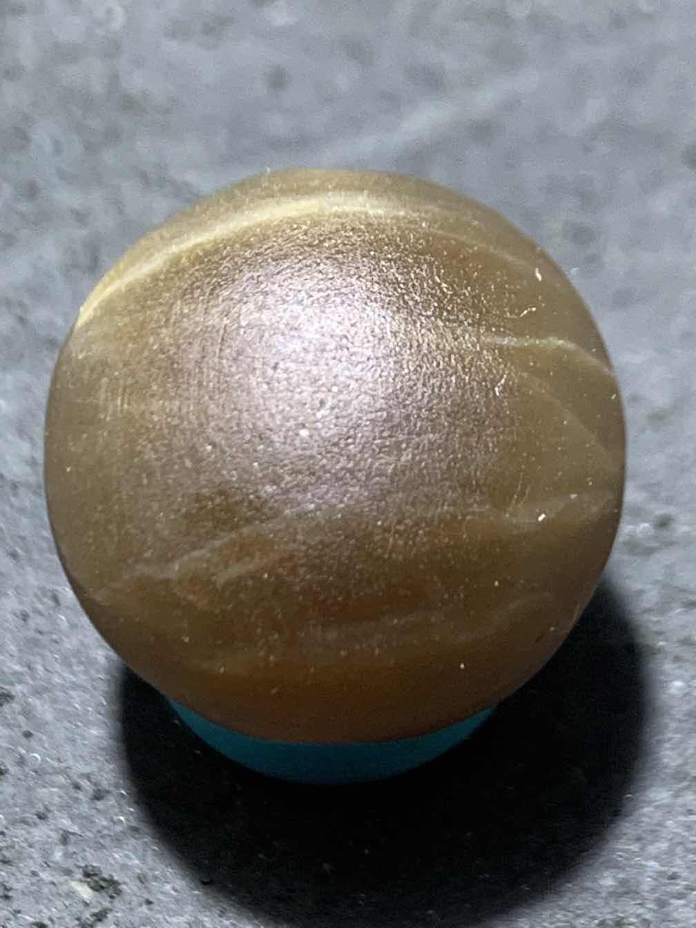 精美亚光高玉化巴西玛瑙手工俏色巧雕鲤鱼圆珠一个！