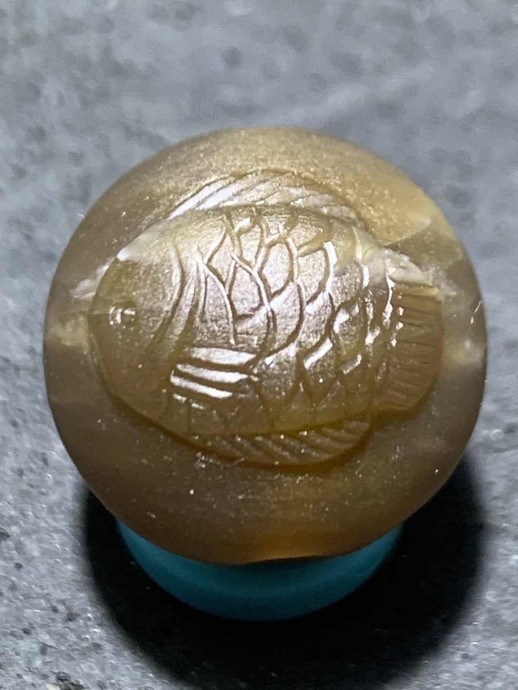 精美亚光高玉化巴西玛瑙手工俏色巧雕鲤鱼圆珠一个！