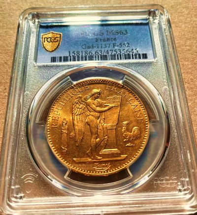 【Blue Auction】✨世界纸币精拍第408期【精】 - 法国 1882年100法郎 32克多大金币 PCGS MS63 该枚金币丝绒般柔顺的底板 划痕少 转光非常强烈 远比一般的状态好 实物拿在手上散发着蜂蜜般的细腻光泽和薄荷般沁人心脾的舒适感 天使在书写法国宪法，天使左侧是古罗马代表权威的束棒，天使右侧是代表法国大革命斗争精神的公鸡。背面图案：象征和平的月桂花环，在欧洲该硬币称为“幸运硬币” 